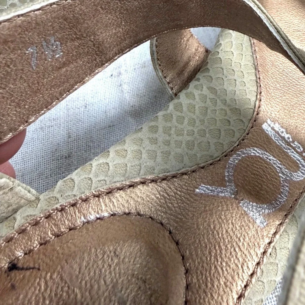 You by Crocs‎ Tan Snakeskin Leather Sandals Womens 7.5 Comfy Flex Summer Beachy